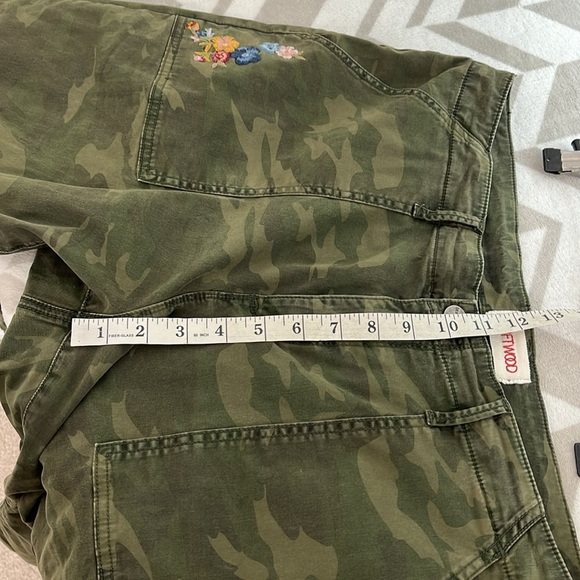 DIRFTWOOD‎ Tabitha Straight leg Camo Foral Embroidery Twill Pant size 33 - Picture 9 of 10